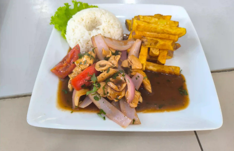Saltado de Pollo